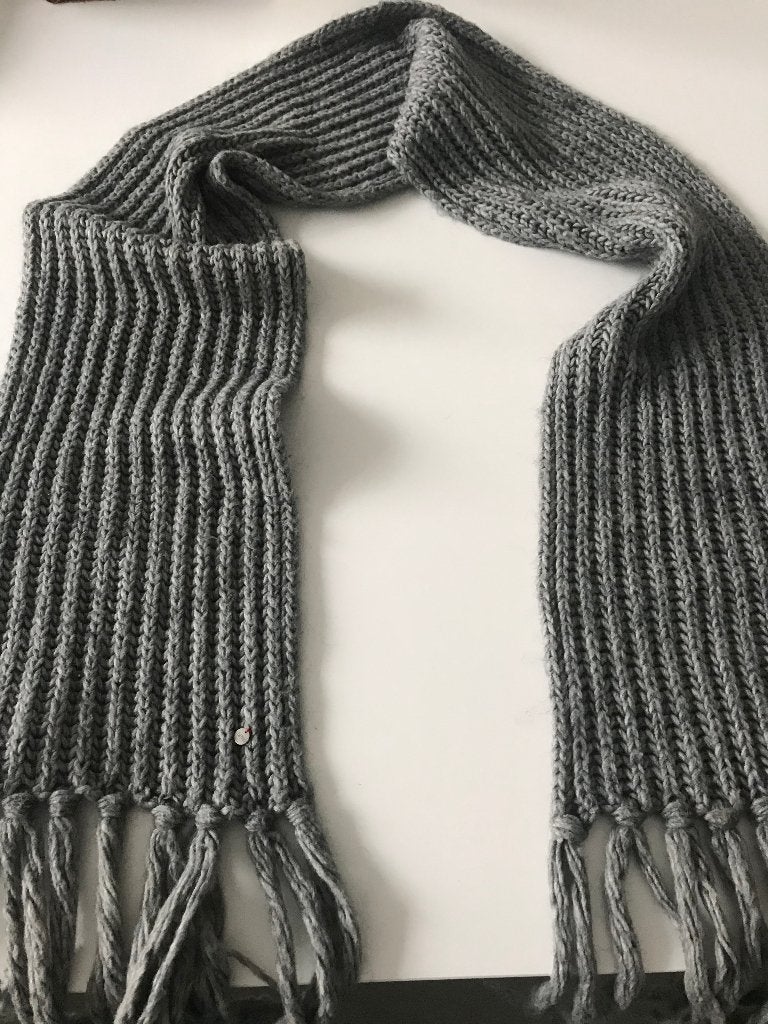 Grijze sjaal van ESPRIT, in perfecte staat!, Kleding | Dames, Maat 38/40 (M), Ophalen of Verzenden, Zo goed als nieuw, Sjaal