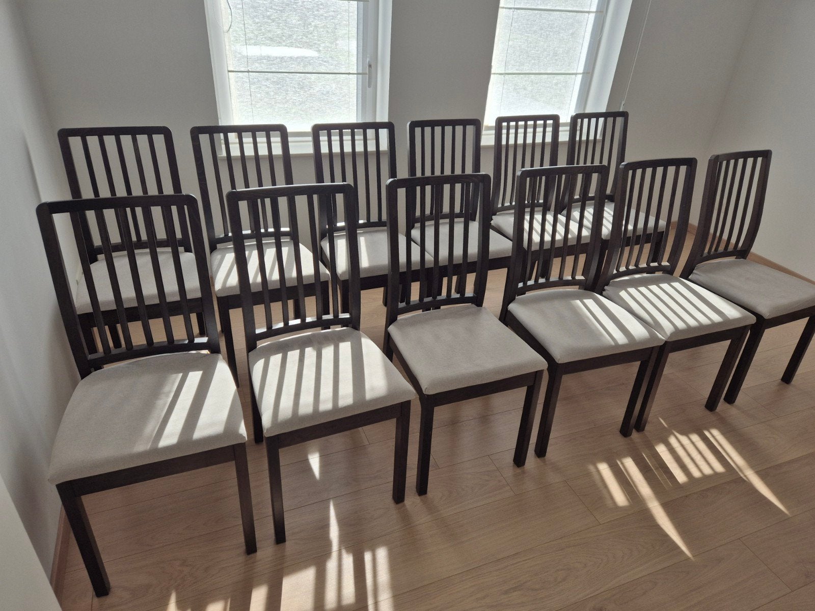 12 chaises marron foncé et gris clair (Ikea), Gris, Enlèvement, Bois, Cinq, Six Chaises ou plus