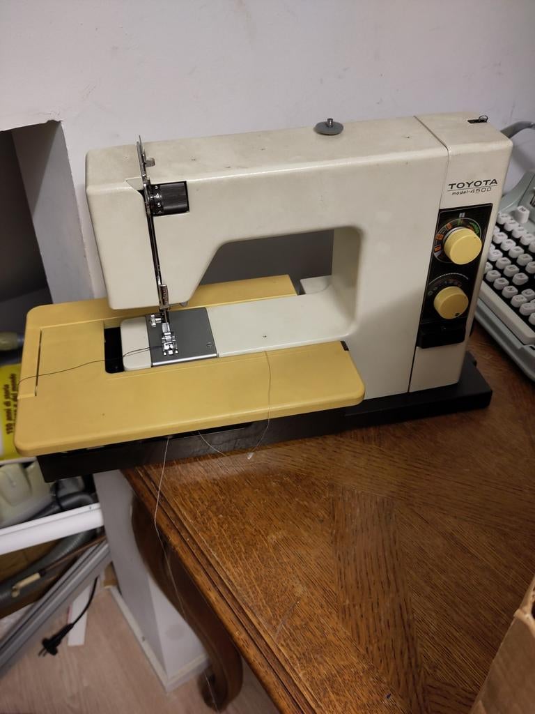 Vintage Toyota naaimachine, Ophalen, Naaimachine