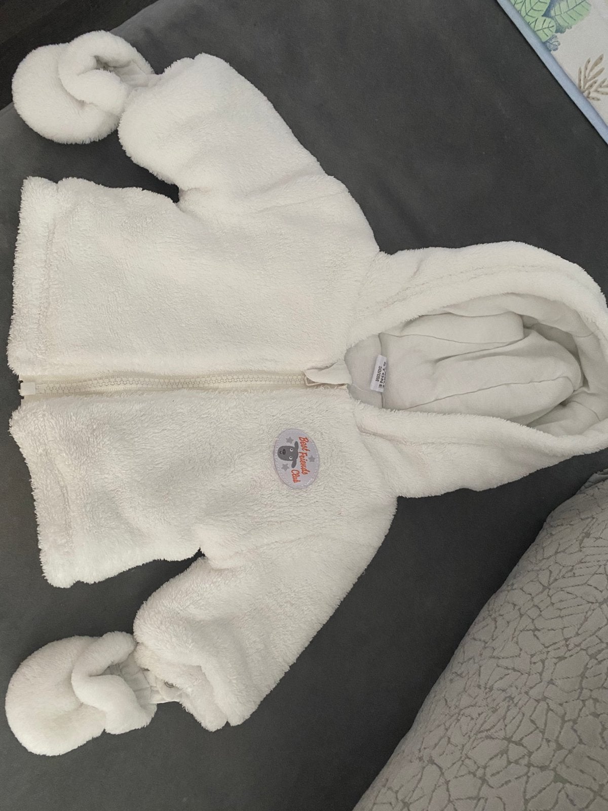 Manteau bébé blanc polaire à capuche avec petites moufles, Enfants & Bébés, Enlèvement, Comme neuf
