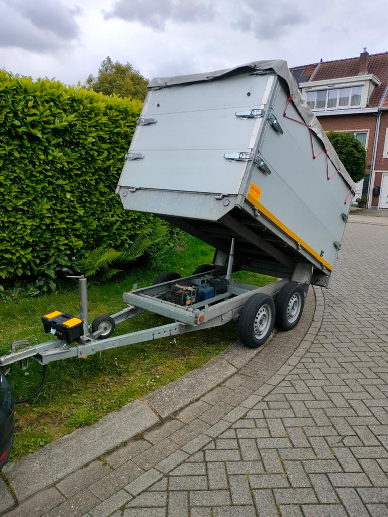 Gesloten aanhangwagen met kiepfunctie., Ophalen
