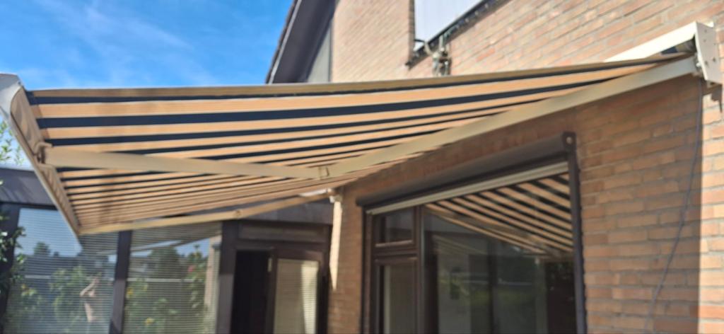 Élévateur de 4 m de large x 2,5 m, BR de 3 m  2 m de main r, Enlèvement