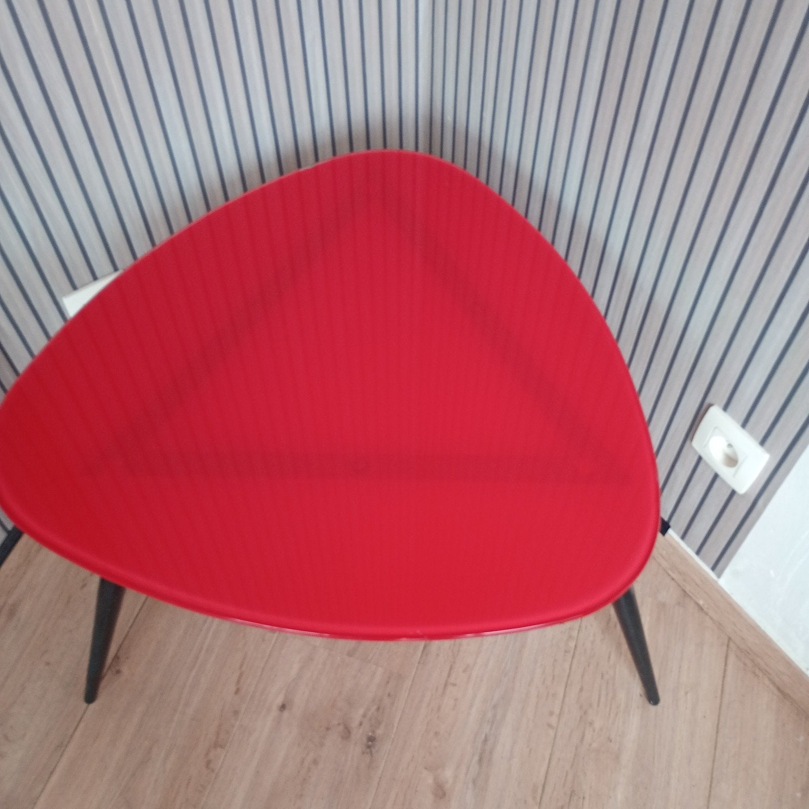 Bijzet/salon tafeltje met zwarte poten en rood glazen blad, Ophalen