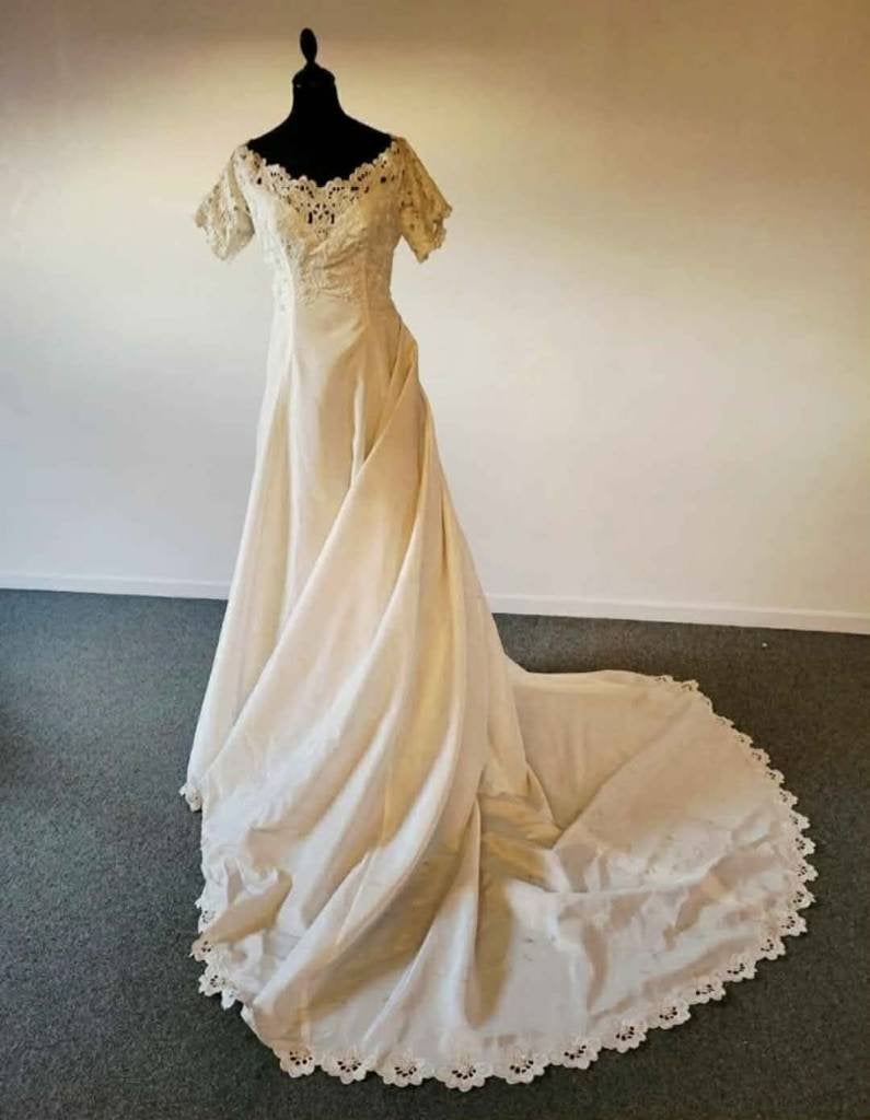 Robe de mariée blanc cassé – jamais portée – taille 40, Vêtements | Femmes, Robes, Autre, Taille 38/40 (M), Comme neuf, Enlèvement