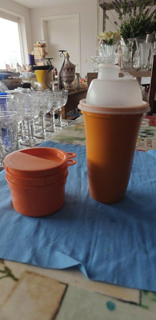 Tupperware vintage beker plus maatbekers, Ophalen of Verzenden, Gebruikt, Oranje, Beker of Kan