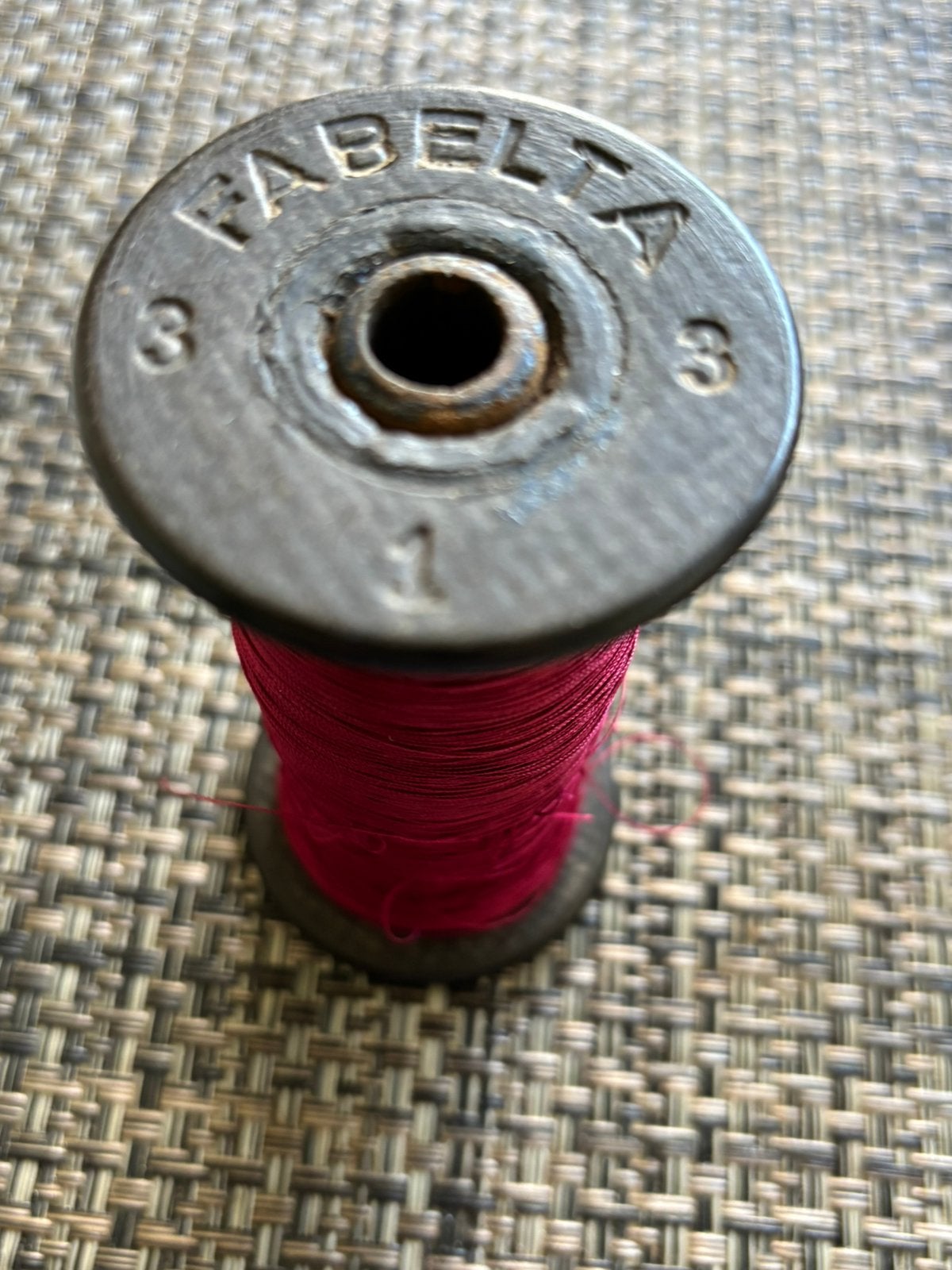 Oude bobijn garen van Fabelta , bordeau rood, Verzenden