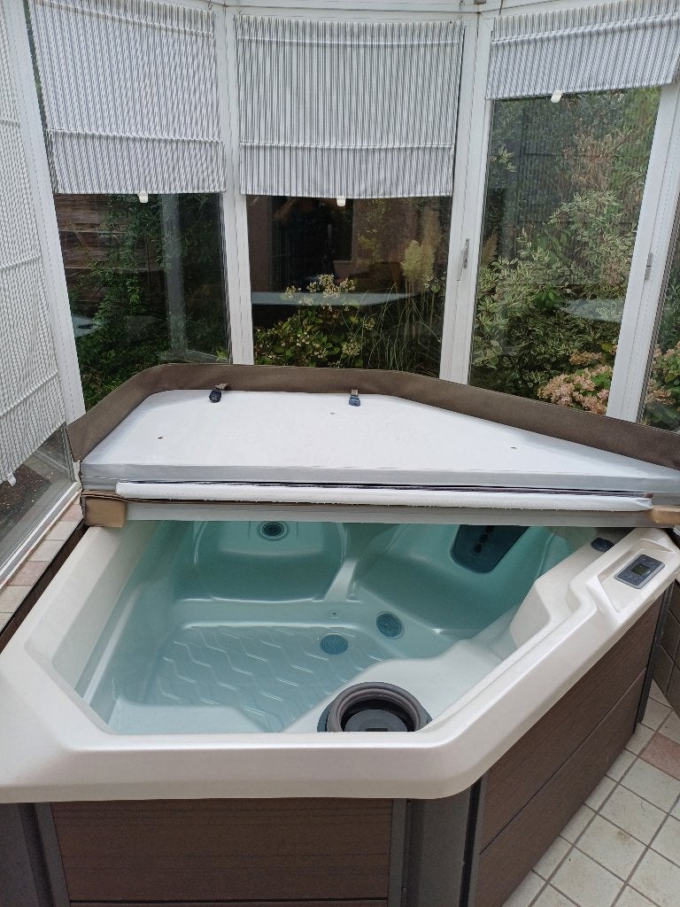 Jacuzzi Hotspring, Jardin & Terrasse, Enlèvement, Comme neuf, Pompe, Fixé