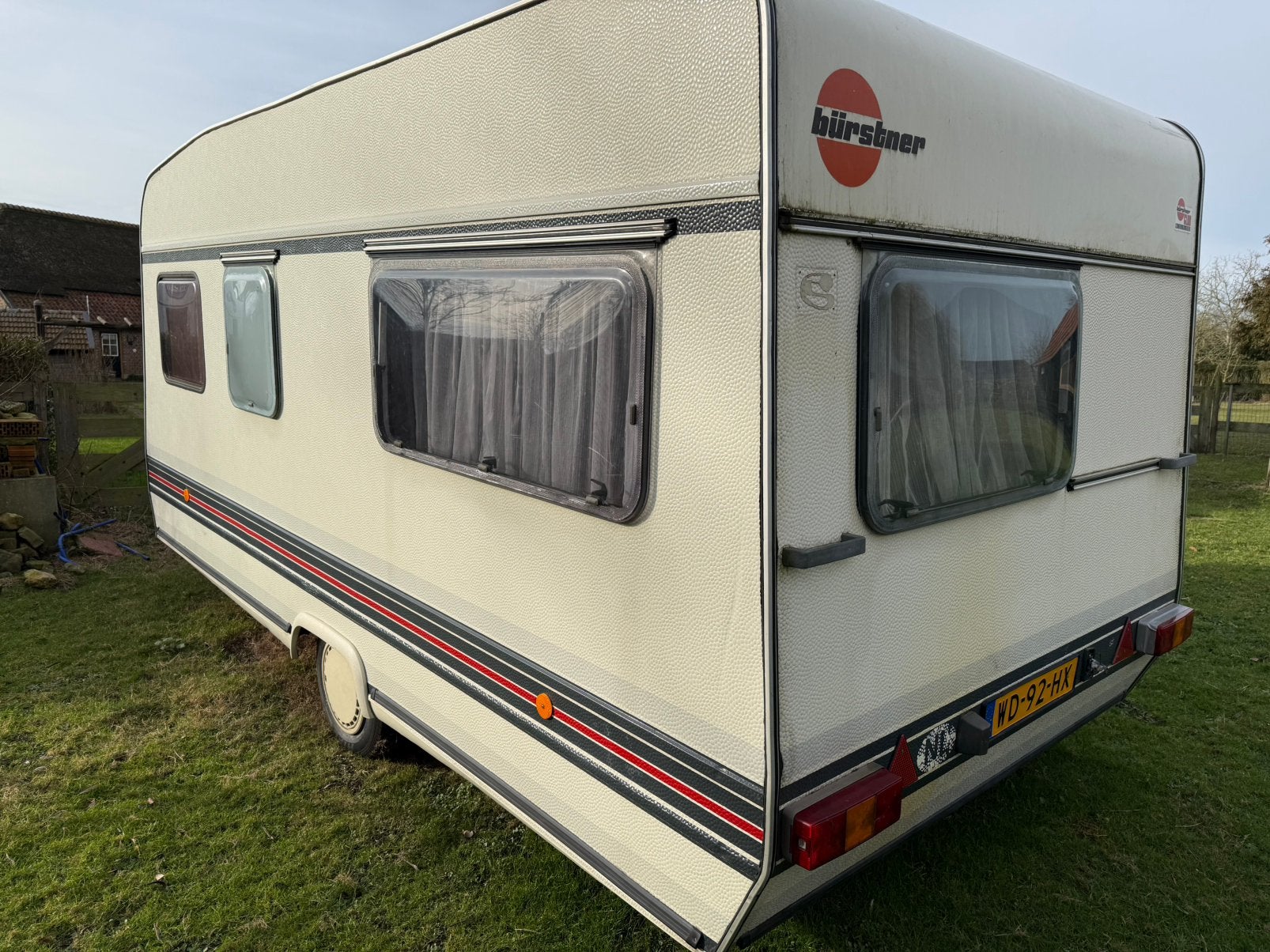 Burstner Club caravan met luifel en inventaris vast bed, Vast bed, Koelkast, Treinzit, 750 - 1000 kg