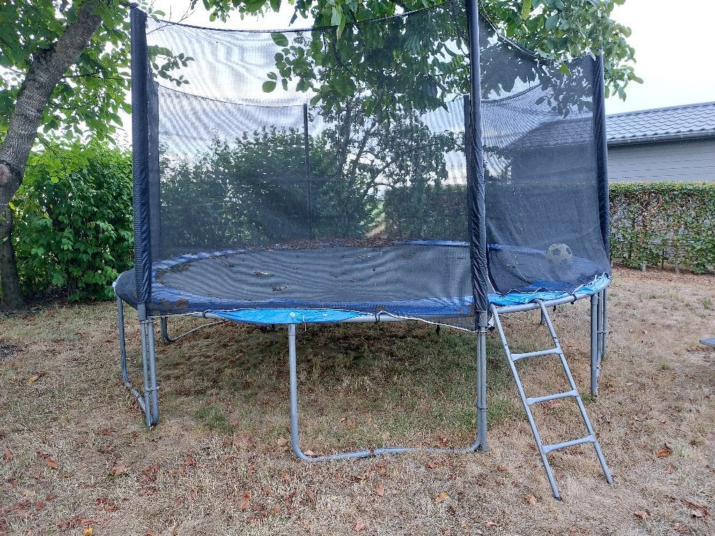 TRAMPOLINE, Enfants & Bébés, Jouets | Extérieur | Trampolines, Enlèvement, Utilisé