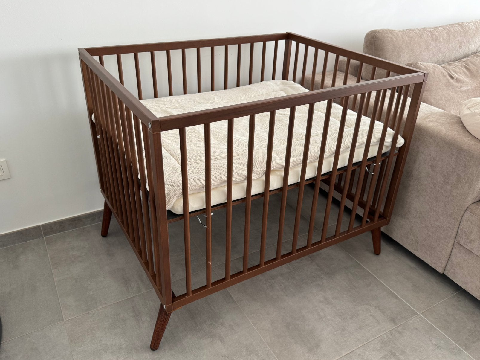 Baby Box 80x100 Walnoot Hout met matras en kleed, Enlèvement, Comme neuf, Rectangulaire, Réglable en hauteur