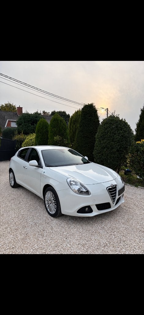 Alfa Romeo Giulietta 1.6 JTD  Distributieriem vervangen!!, Auto's, Stof, Zwart, 4 cilinders, Wit