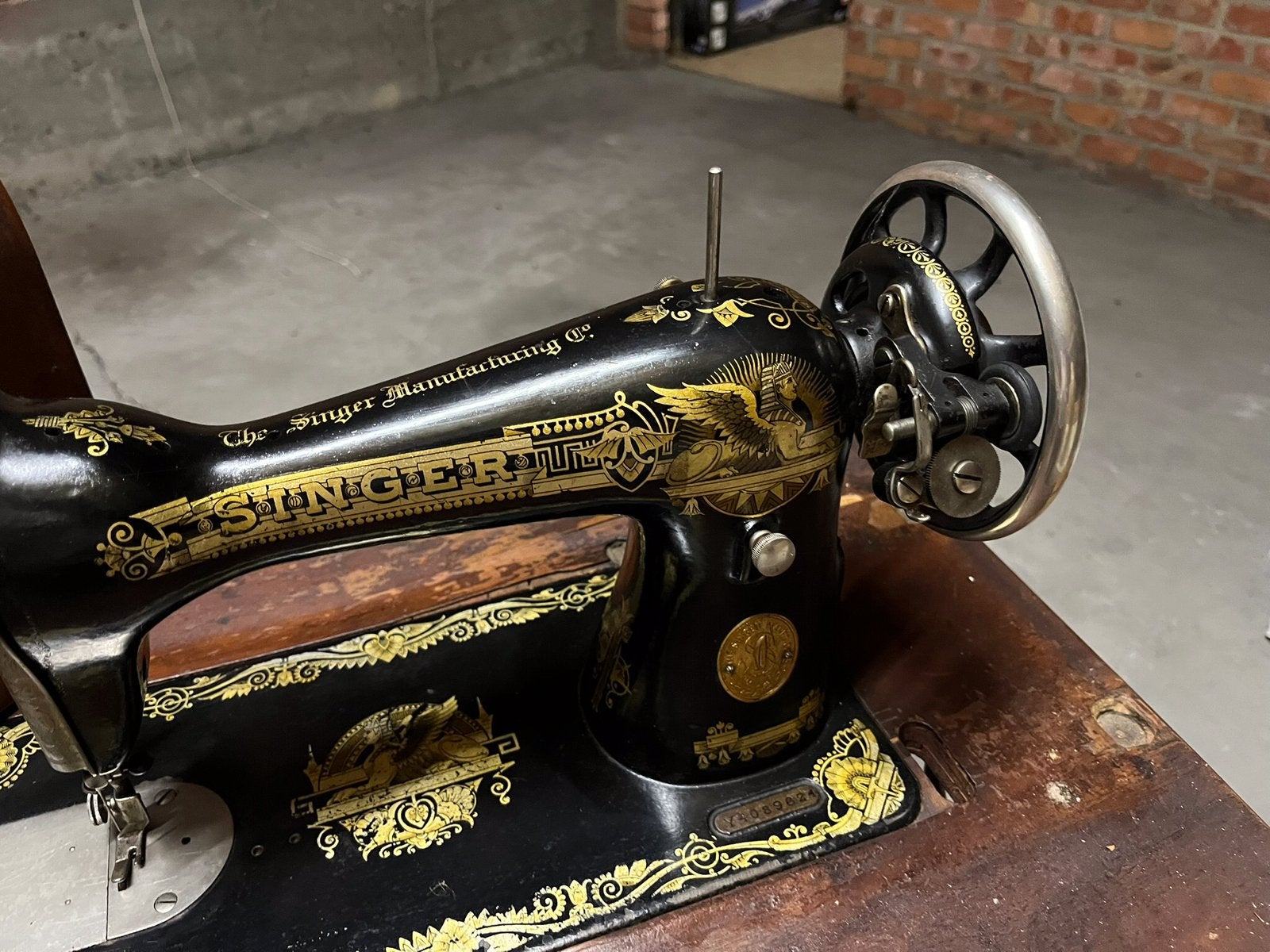 Zeer oud naaimachine, Ophalen