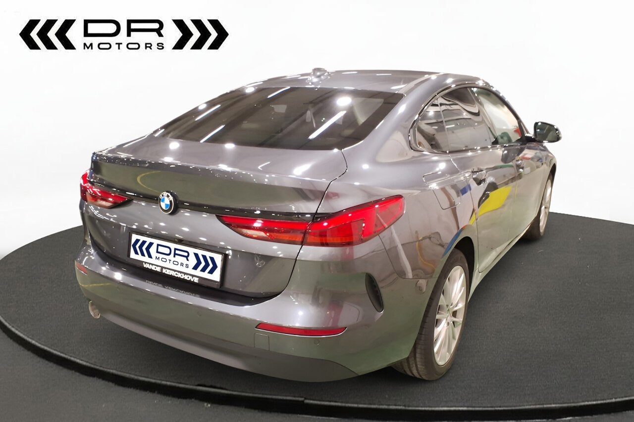 BMW 216 Gran Coupé LEDER - APPLE CARPLAY - SPORTZETELS - LE, Auto's, Bedrijf, 5 deurs, 3 cilinders, Zilver of Grijs