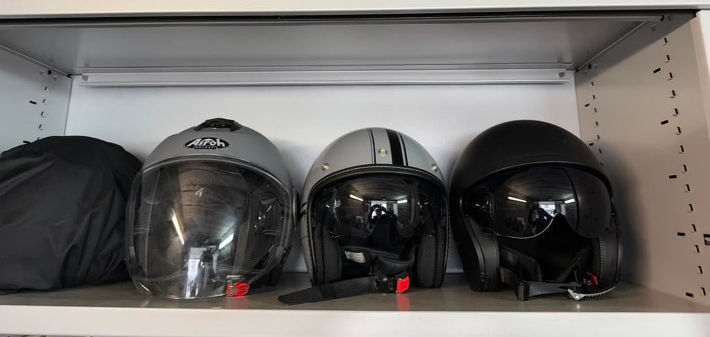 2  motorhelmen airoh is verkocht, Motoren, Ophalen of Verzenden, L, HJC