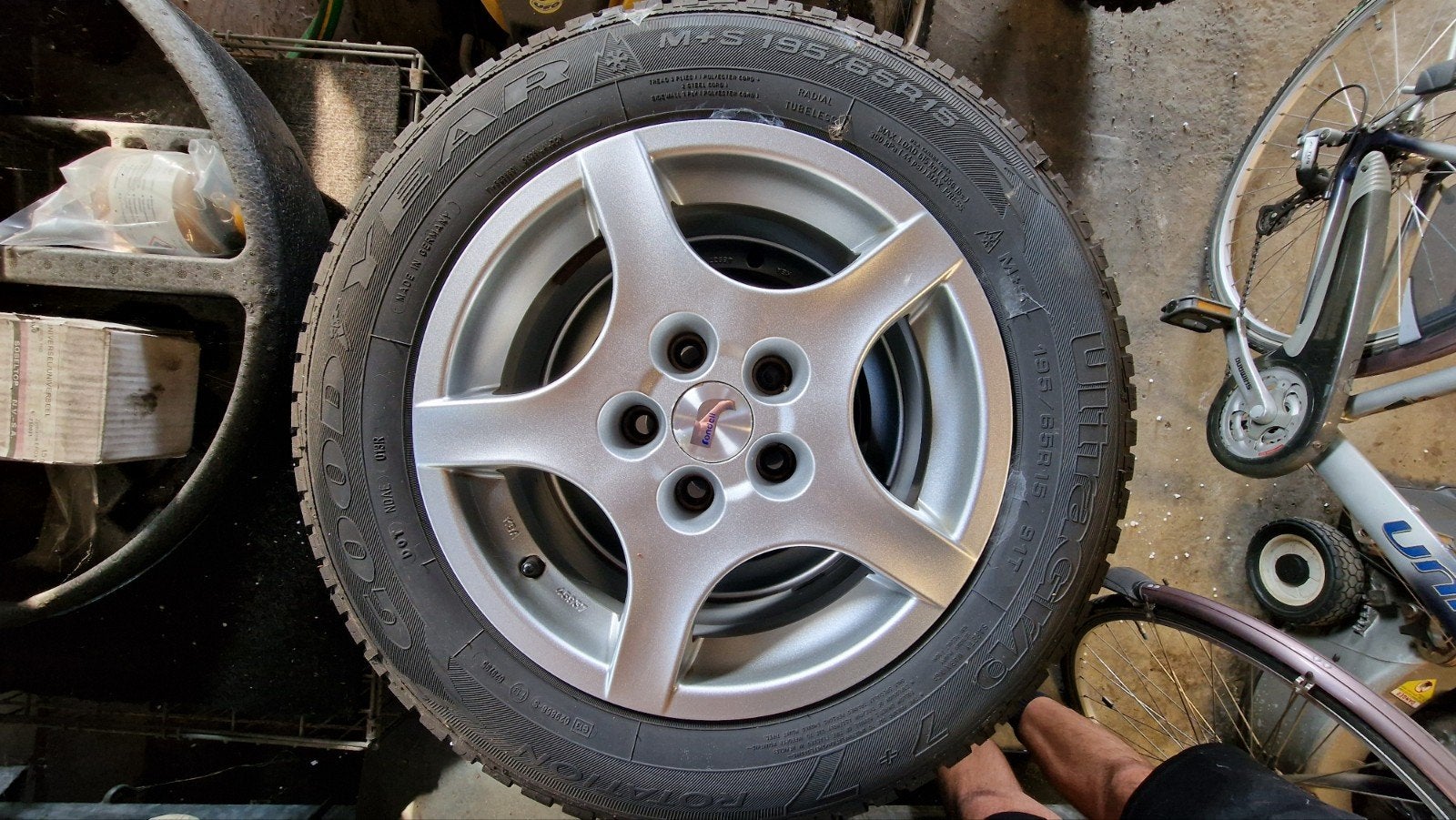 Rondell velgen met winterbanden, Ophalen, Gebruikt, 15 inch, Velg(en)