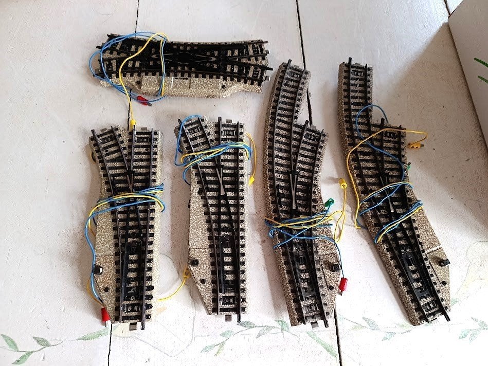 ot 5 rails aiguillage Marklin , 2 droits et G 2 courbes et D, Enlèvement ou Envoi, Comme neuf, Rails