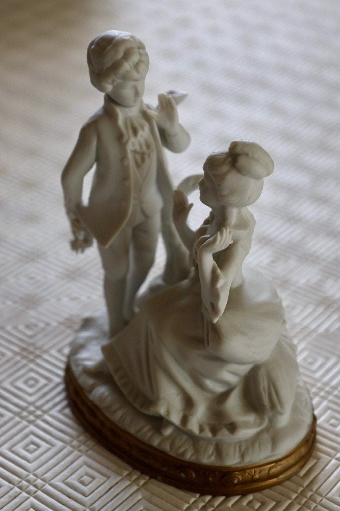 vintage wit gesigneerd biscuitbeeldje ,koppeltje, Ophalen of Verzenden