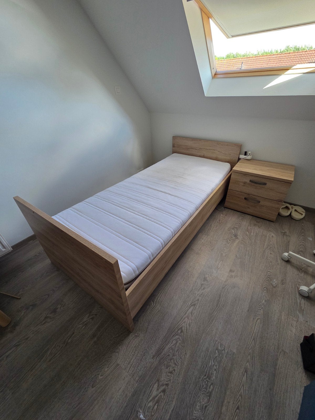 eenpersoonsbed met lattenbodem en nachtkastje gratis, Ophalen, Gebruikt, Eenpersoons