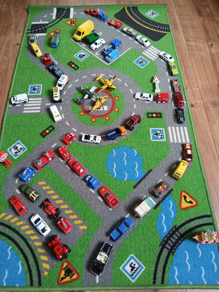 Speelgoed: 90 autootjes en 2 speeltapijten, Ophalen, Gebruikt