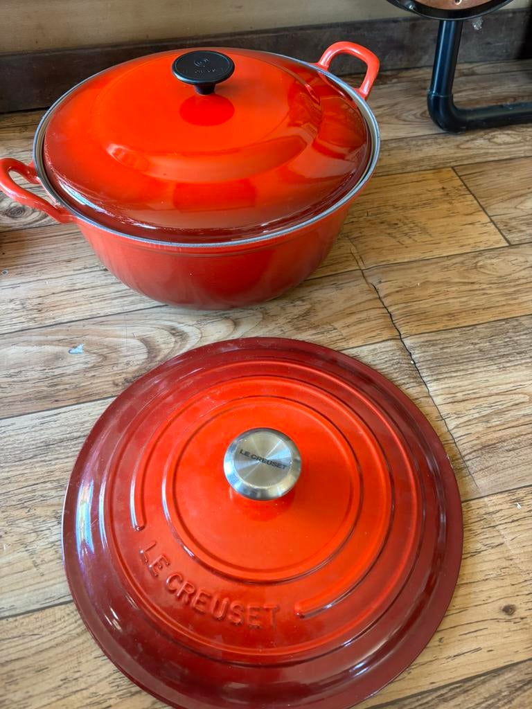 Le creuset kersenrood met licht en gietijzeren deksel, Huis en Inrichting, Ophalen, Zo goed als nieuw, Gietijzer