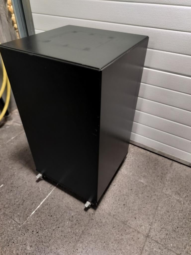 Houten zwarte zuil op wielen, Huis en Inrichting, Woonaccessoires | Zuilen en Pilaren, Ophalen