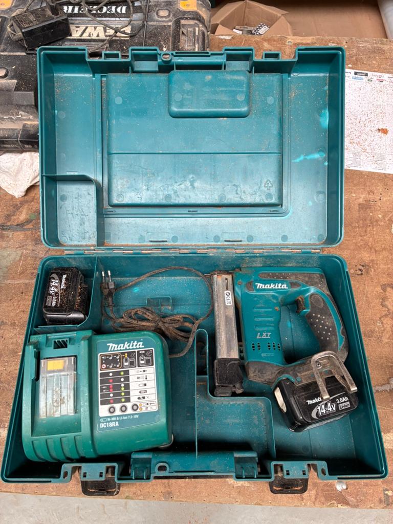 Makita 14volt nietjesmachine in koffer, Ophalen, Zo goed als nieuw
