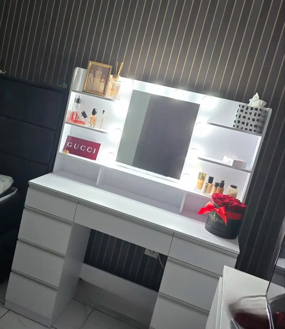 Magnifique coiffeuse moderne avec miroir et lumière LED, Maison & Meubles, 5 tiroirs ou plus, Enlèvement, Neuf, Moderne