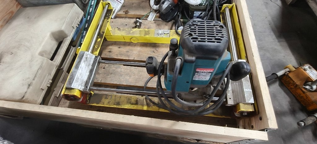 Défonceuse plongeante makita, Bricolage & Construction, Enlèvement ou Envoi, 1200 watts ou plus, Moins de 30 mm, Scie plongeante