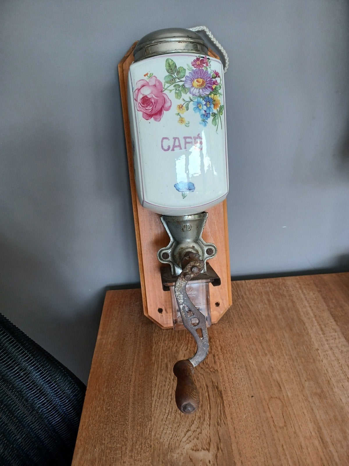 koffiemolen met bloemen om op te hangen, Ophalen
