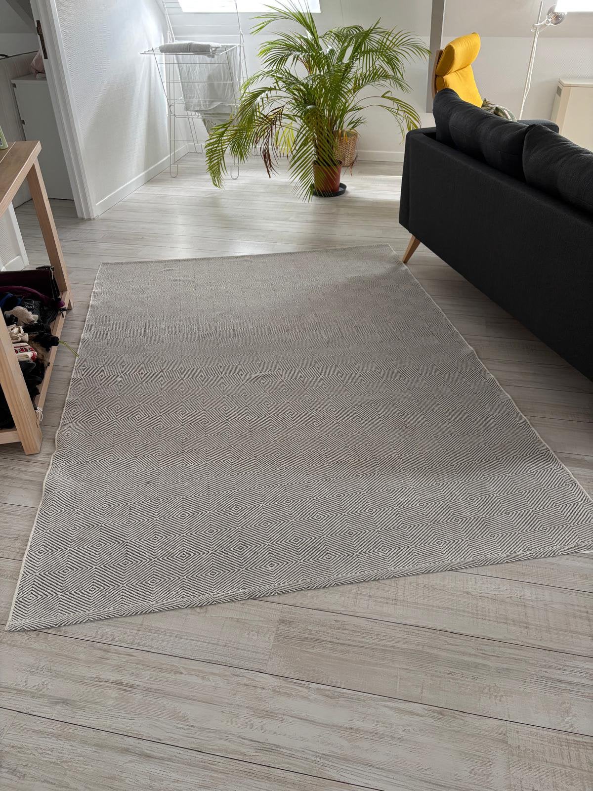 Tapis IKEA gris et blanc à motif géométrique – très bon état, Enlèvement, Comme neuf, Gris, Tapis
