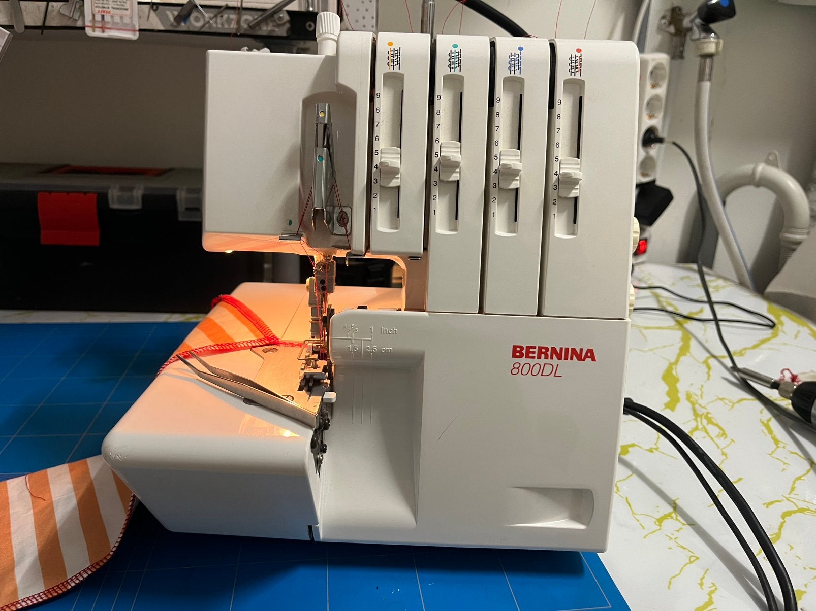 Bernina 800DL lockmachine, Ophalen of Verzenden, Zo goed als nieuw, Lockmachine, Bernina
