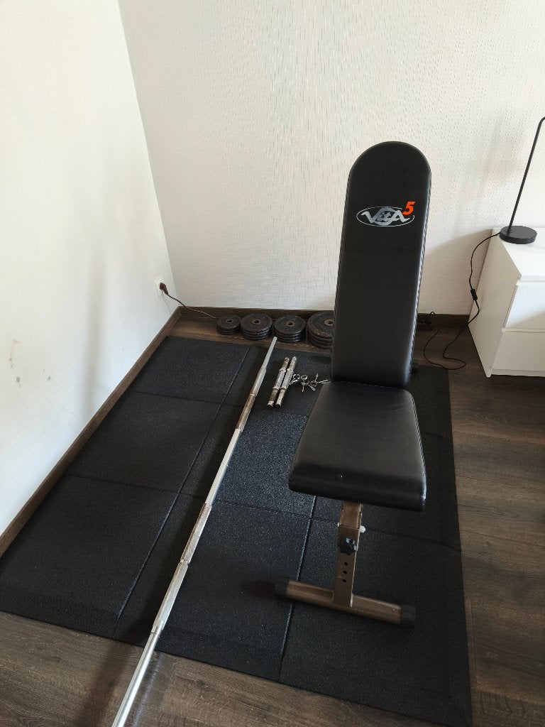 Complete home gym set – 80kg + bank + rubberen vloertegels, Ophalen, Gebruikt, Benen, Fitnessbank