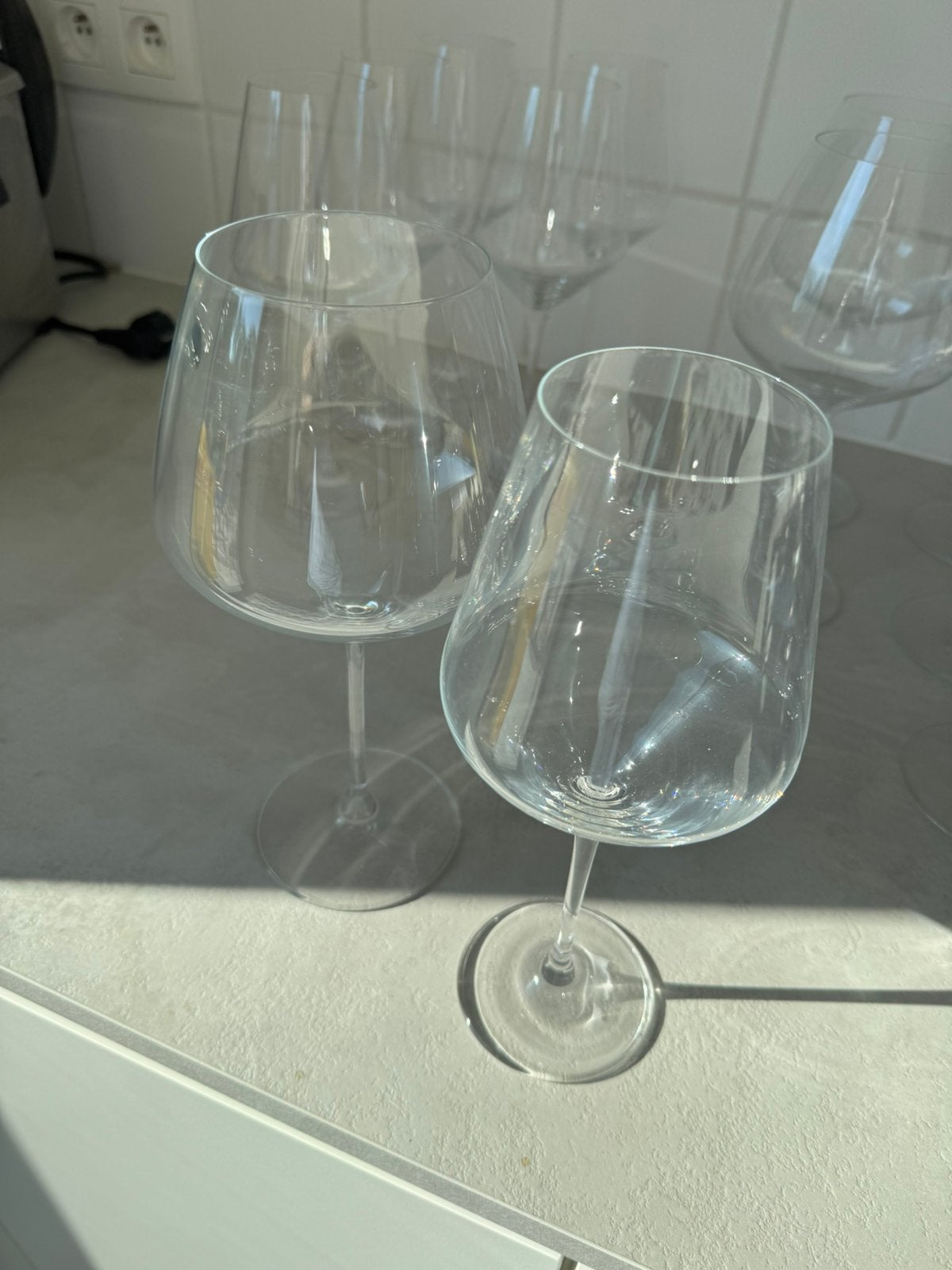 Set prachtige witte en rode wijn glazen rona met karaf, Ophalen, Nieuw