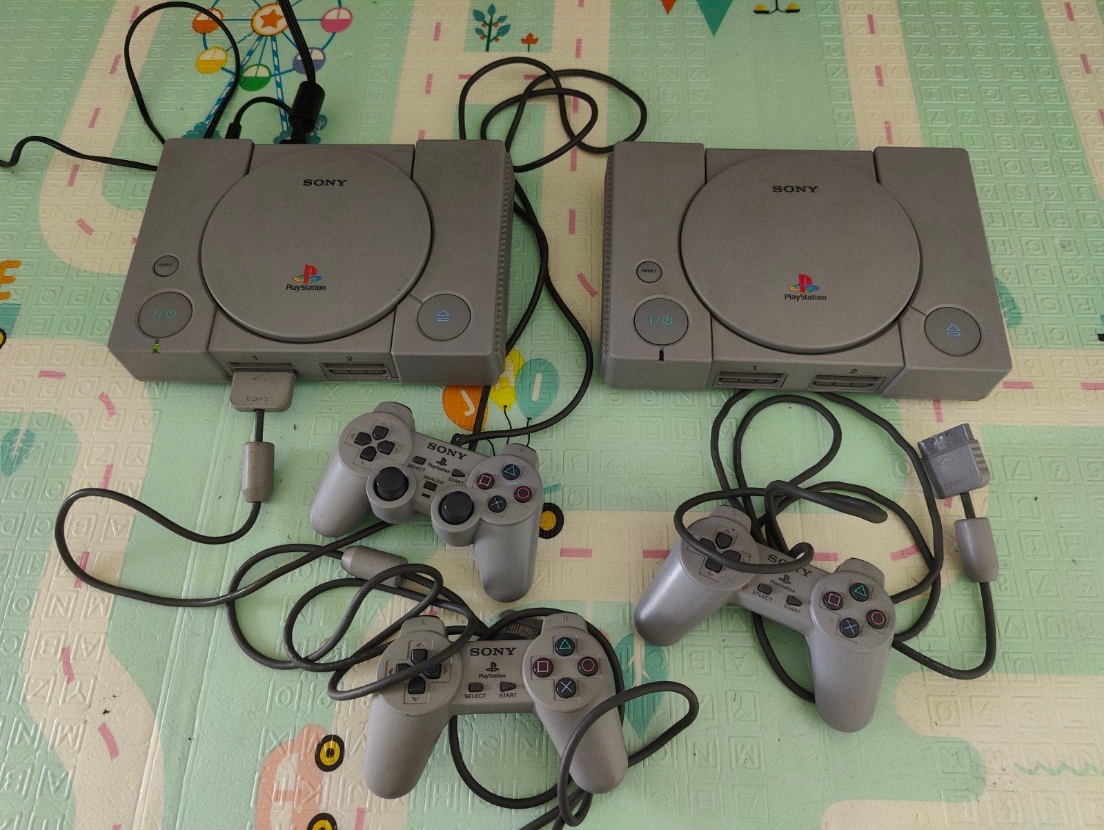 2 x Playstation 1 + 3 controllers, Ophalen of Verzenden, Gebruikt, Met 3 controllers of meer