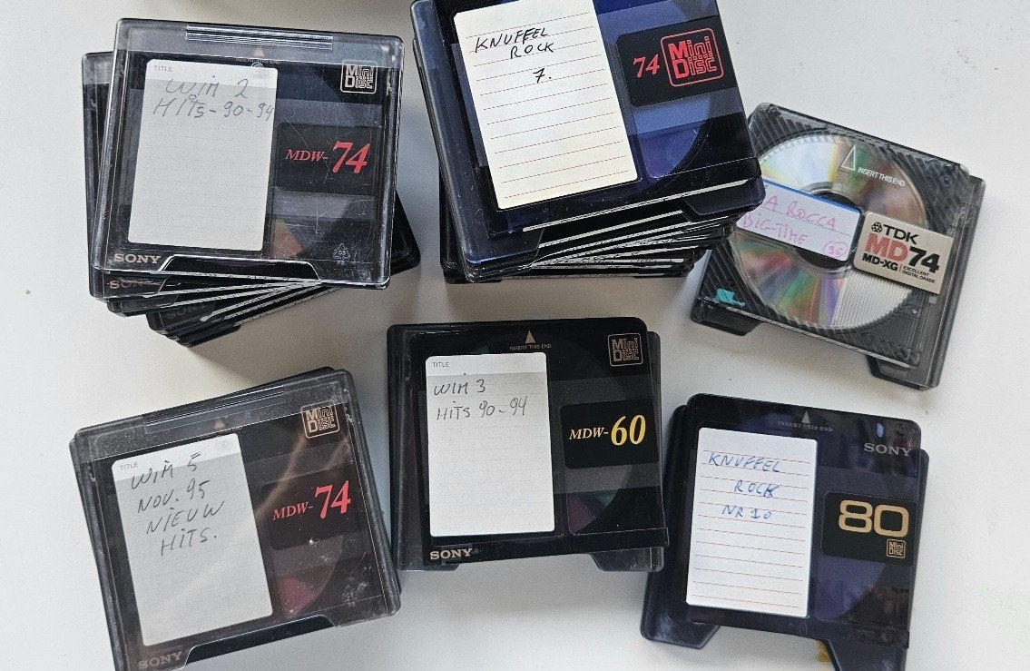 22 mini-disques dans une boîte de rangement., Enlèvement ou Envoi