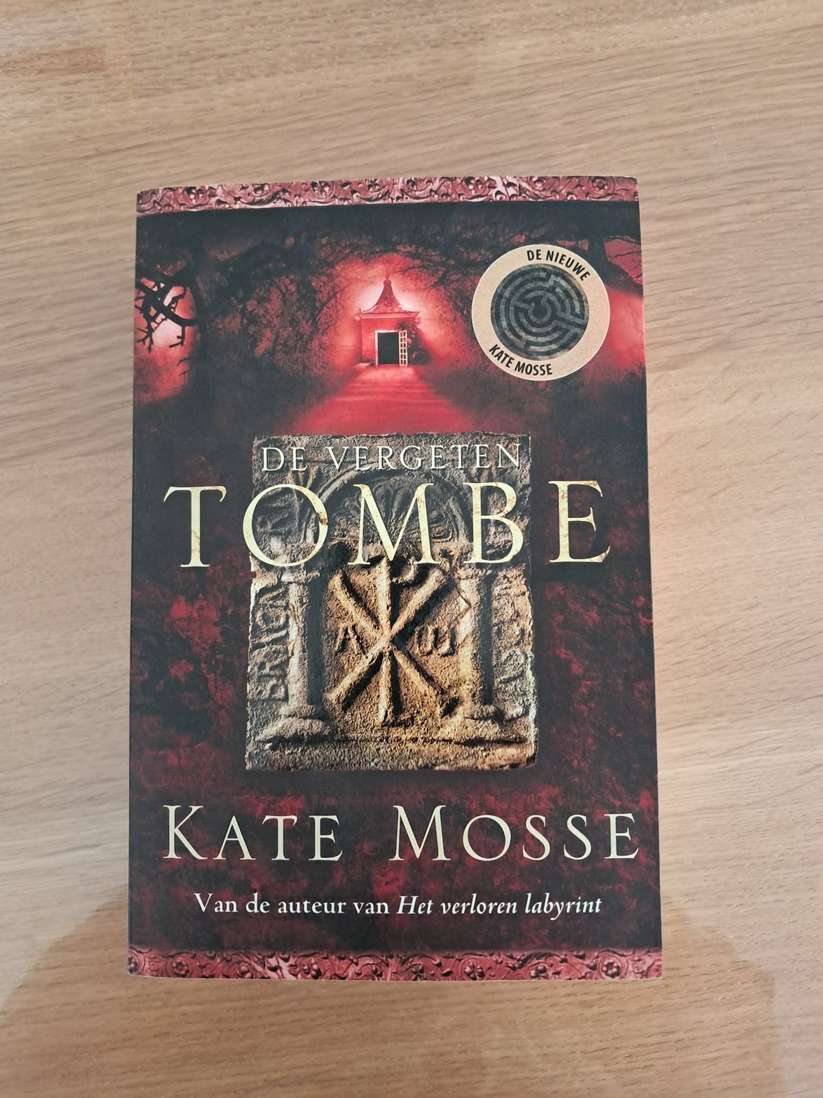 Boek “De veegeten Tombe” van Kate Moss, Boeken, Ophalen, Zo goed als nieuw