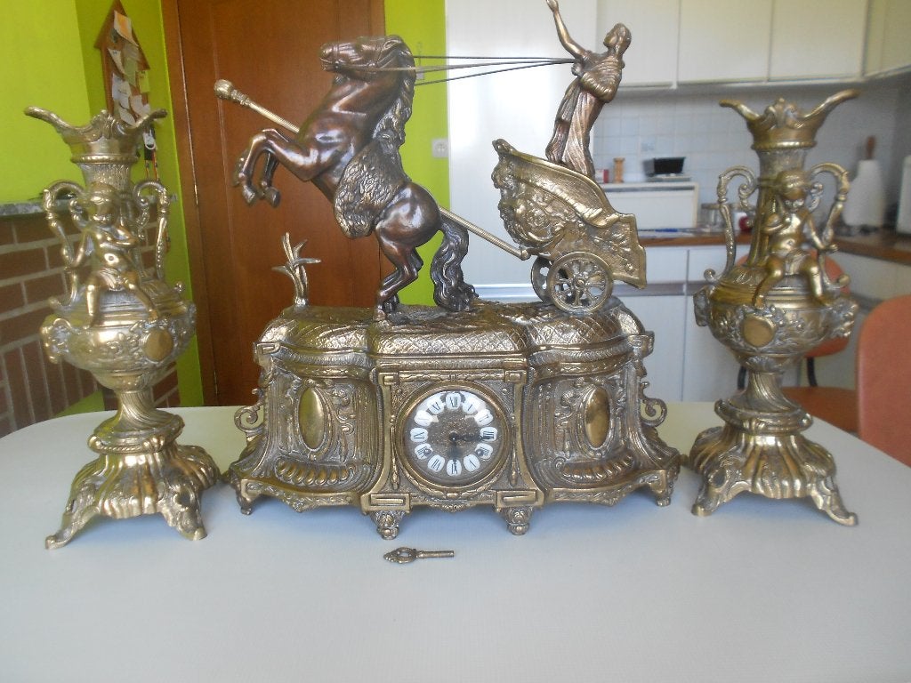 horloge + 2 candélabres en bronze sauf chevaux en régule, Antiquités & Art, Enlèvement, Bronze