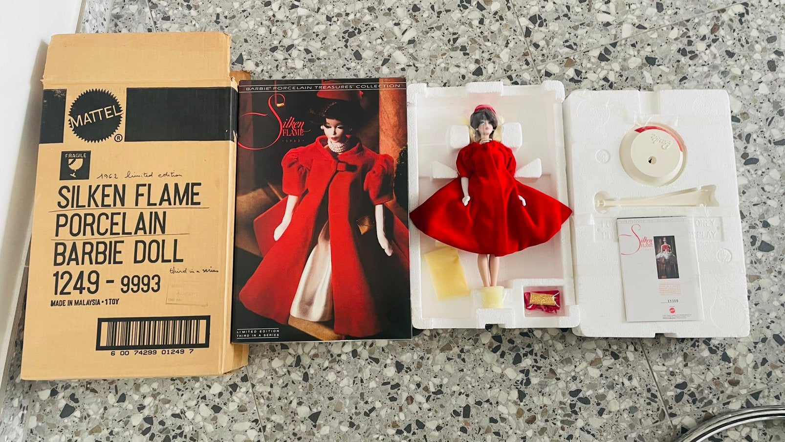 Porselein Barbie van 1962, uitgebracht in 1993, Verzamelen, Ophalen of Verzenden, Nieuw
