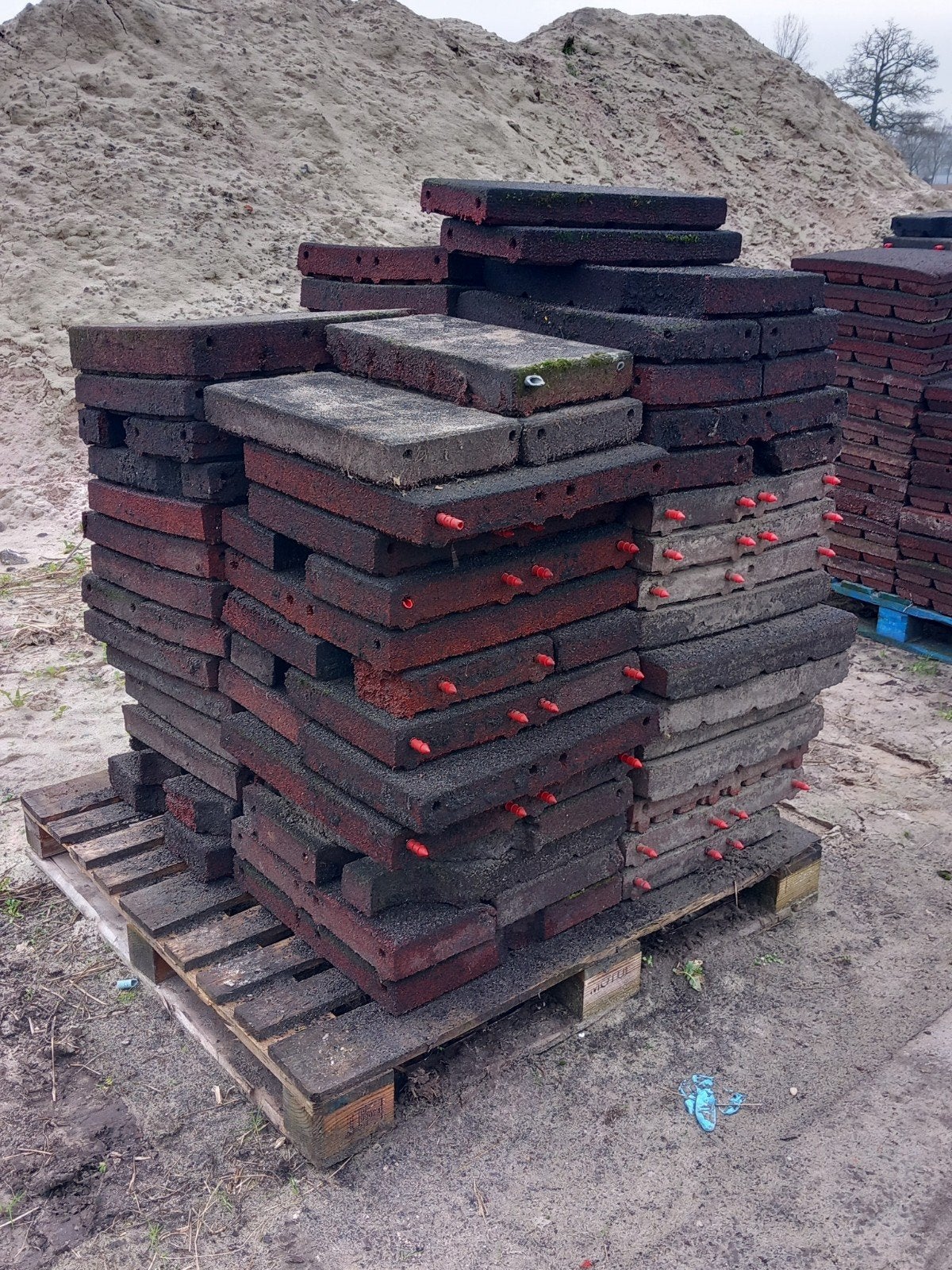 Diverse partijen beschadigde rubber tegels. €2,50 per m2, Stalling