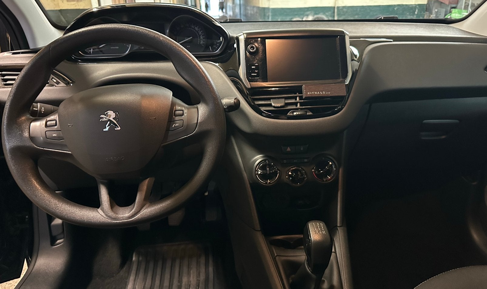 Peugeot 208 - Benzine - Gekeurd voor verkoop, Auto's, Voorwielaandrijving, Stof, Zwart, Handgeschakeld