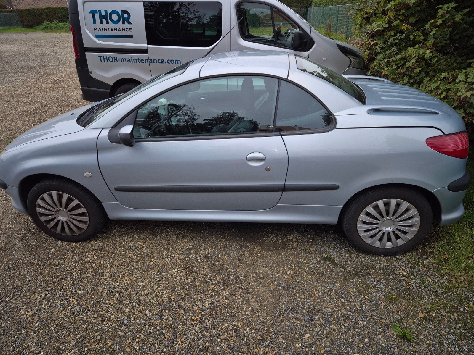 Eerlijke en goed onderhouden Peugeot 206 CC cabrio uit 2002, Auto's, 4 zetels, Zwart, Cabriolet, 1600 cc