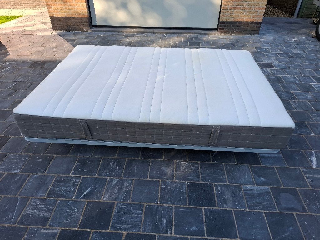 Bed met goeie matras op lattenbodem om te vormen tot bank, Huis en Inrichting, Slaapkamer | Bedden, Ophalen, Verstelbaar, 140 cm