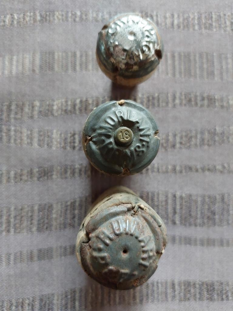 3 vieilles capsules de champagne, Enlèvement ou Envoi, Champagne
