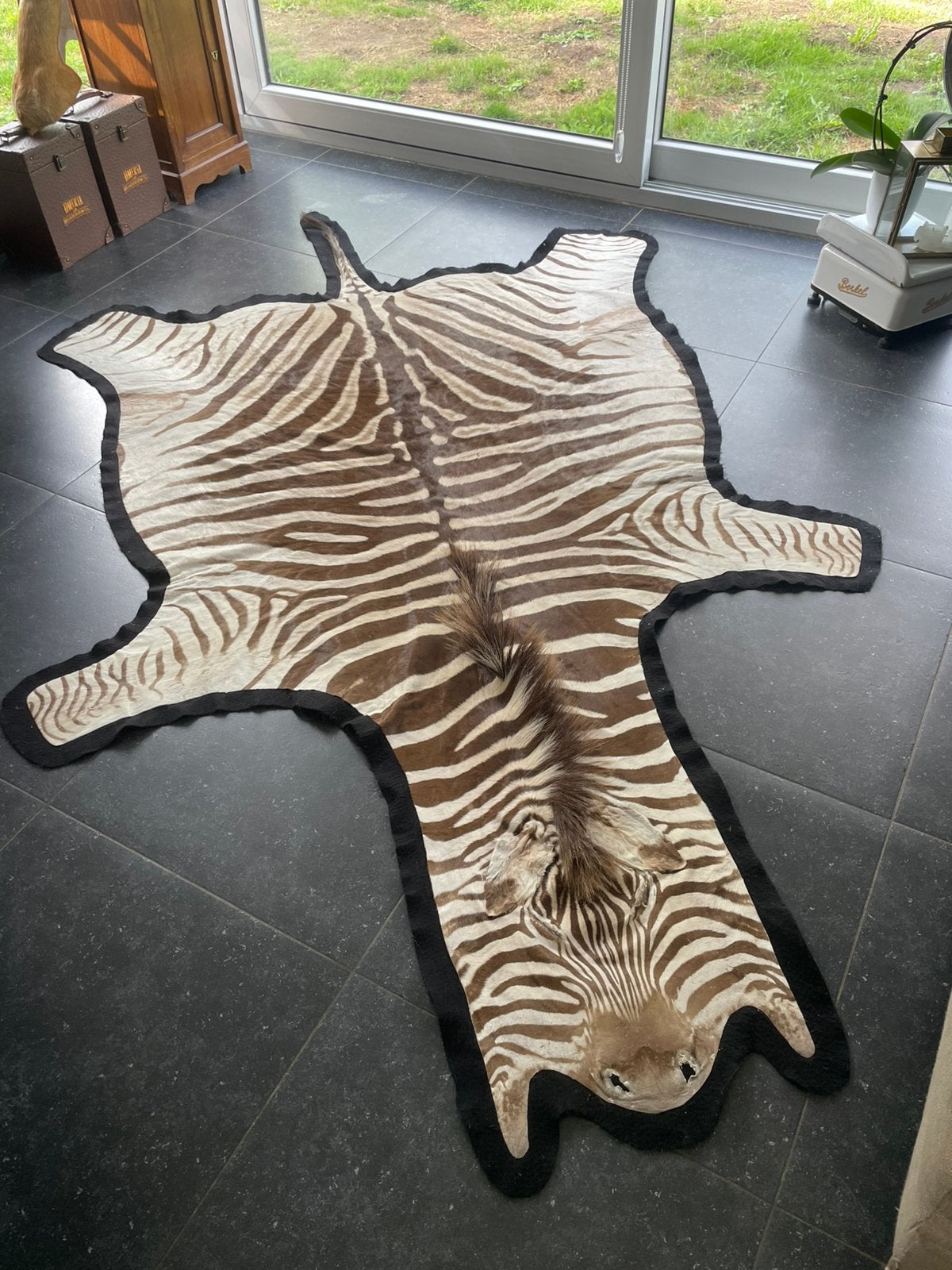 Tapis zebre, Maison & Meubles, Ameublement | Tapis & Moquettes, Enlèvement, Comme neuf, Blanc