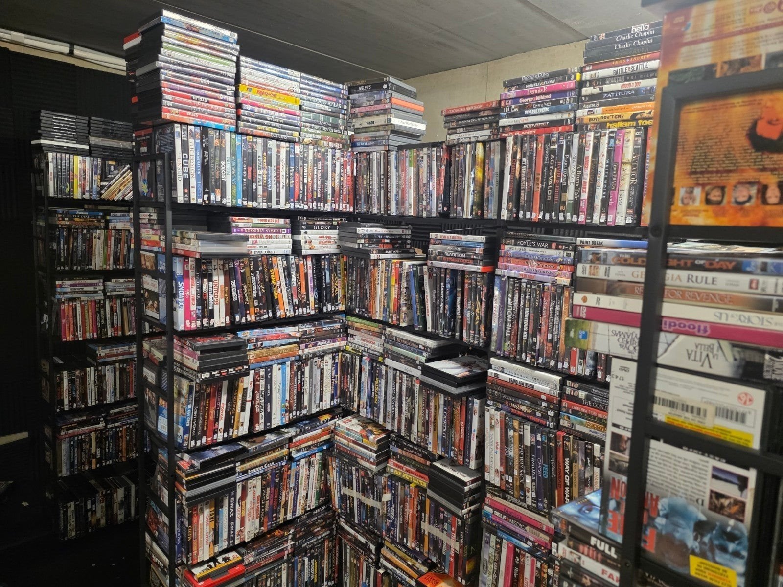 Verzameling 10000+ DVDs incl. rekken, Cd's en Dvd's, Alle leeftijden, Zo goed als nieuw, Ophalen, Nederlands