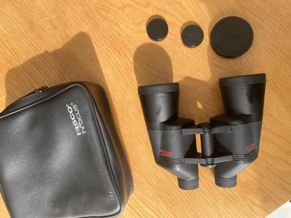 Tasco InFocus verrekijker met tas en accessoires, Zo goed als nieuw, 8 tot 12x, Met hoes of tas, Porro (met knik)