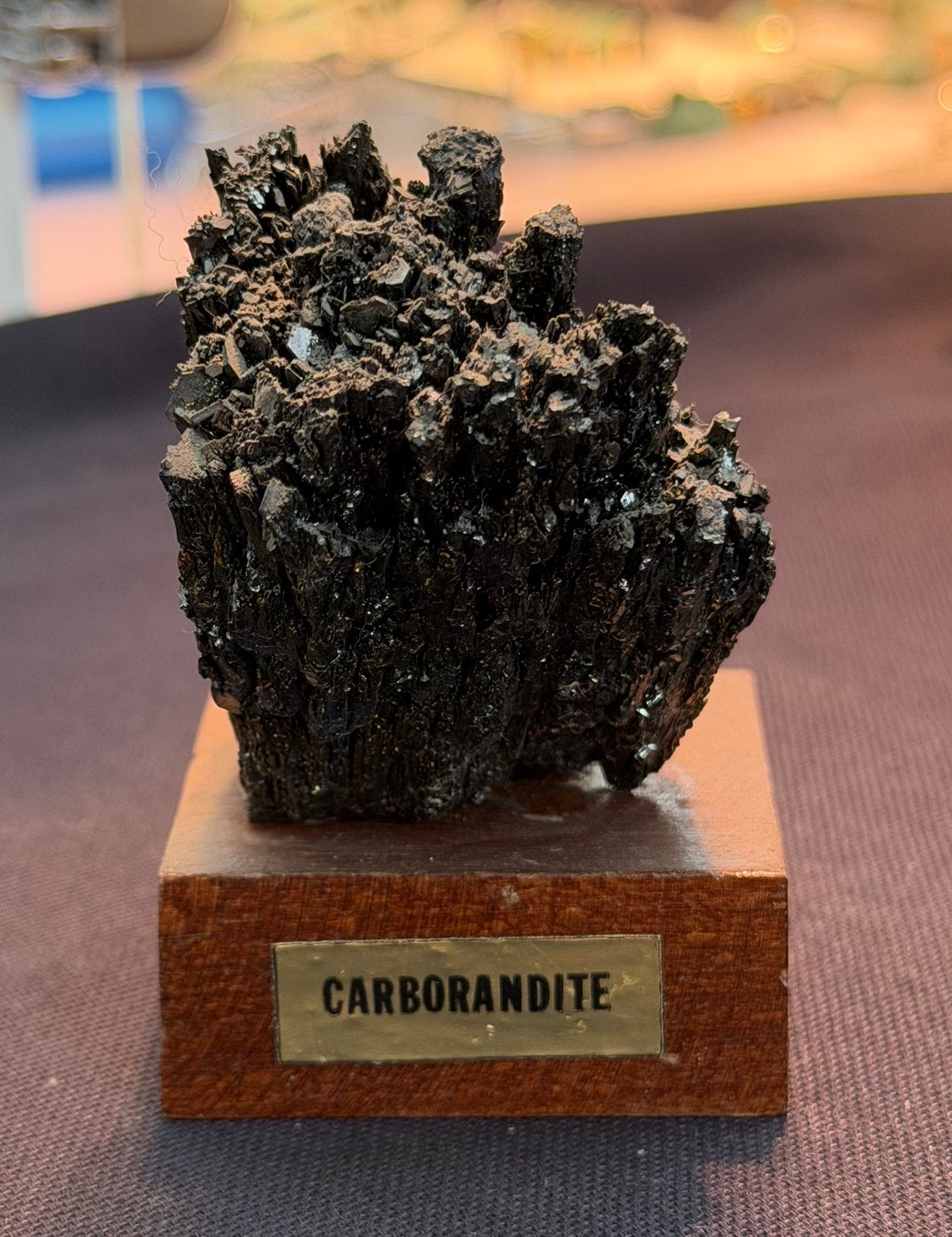 Carborundum (carbure de silicium) sur socle en bois, Enlèvement ou Envoi, Minéral