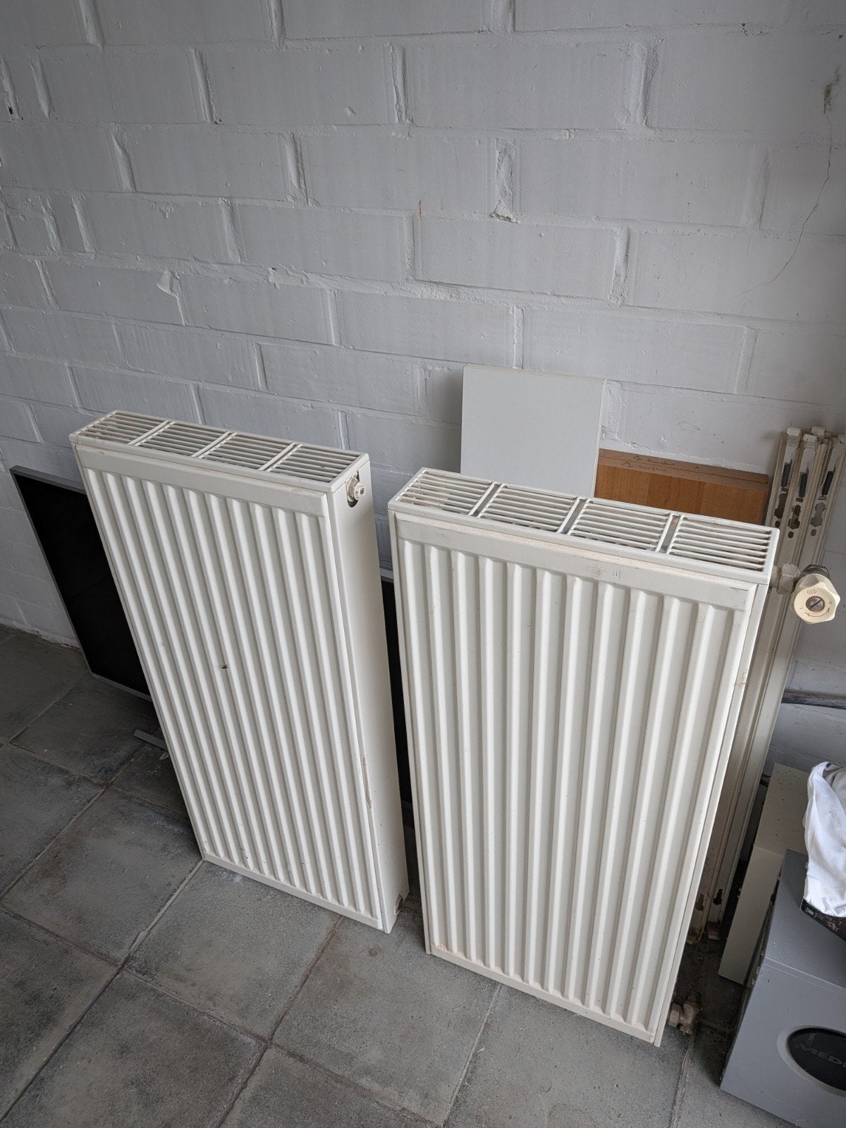 radiateurs à panneaux verticaux, 2 pièces, étriers compris, Bricolage & Construction, Chauffage & Radiateurs, Enlèvement, Radiateur