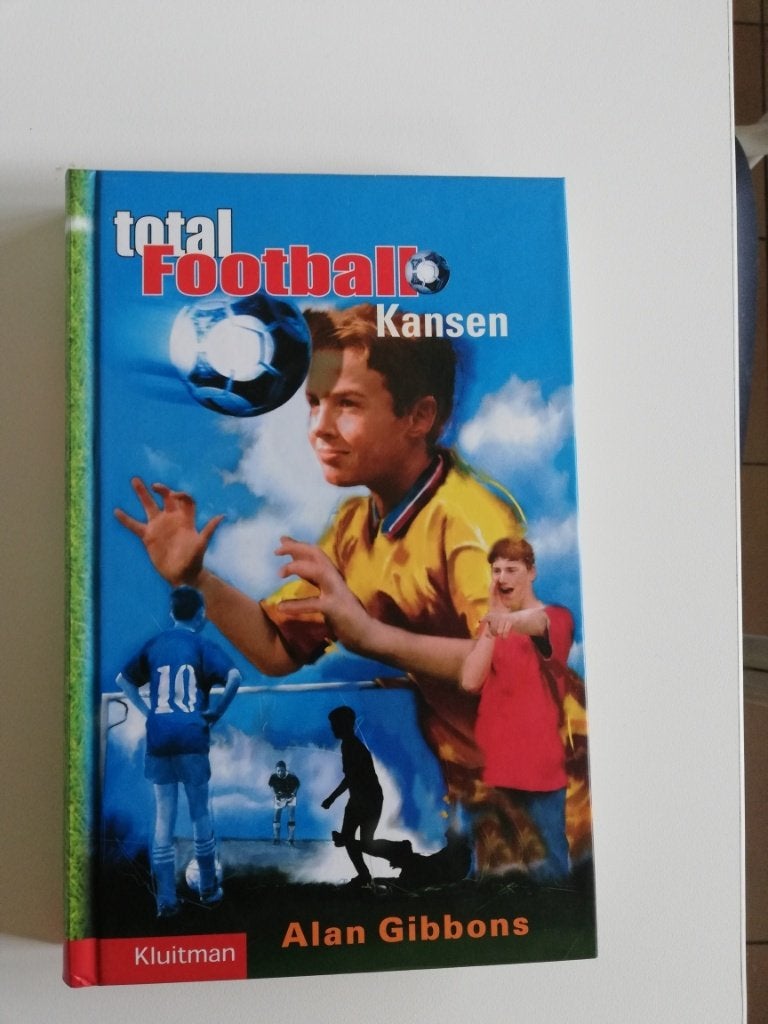 Total voetbal, leesboek voor de 10-12 jarige, Ophalen of Verzenden, Nieuw, Gibbons, Fictie