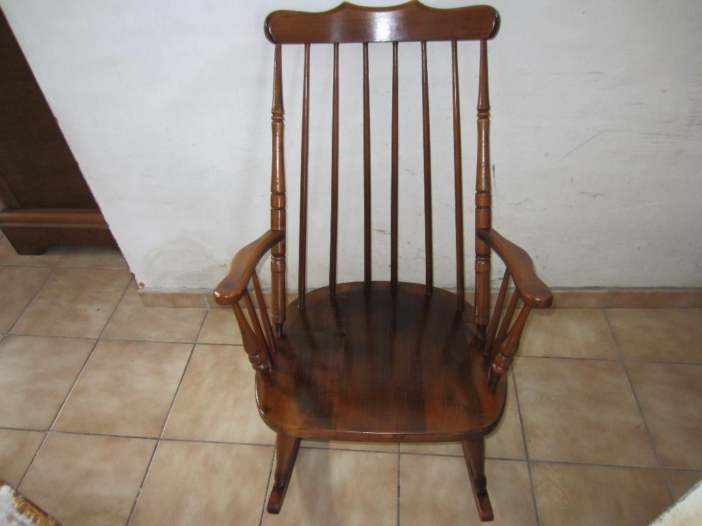Rocking chair vintage des années 50/60 en bois massif., Enlèvement